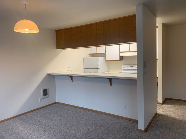 Building Photo - NE Bend Apartment Available 6/15