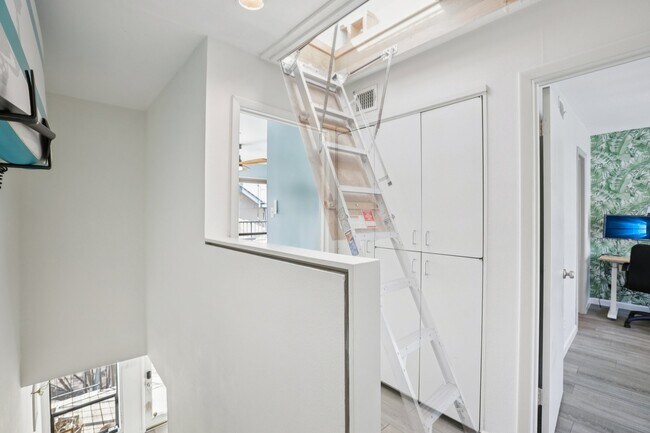 Building Photo - 1106 W 6th St