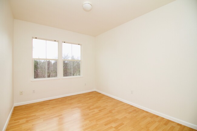 Building Photo - West Davis 4 Bedroom 2.5 Bathroom Home Rig...