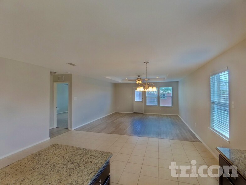 Building Photo - 1136 Foxglove Ln
