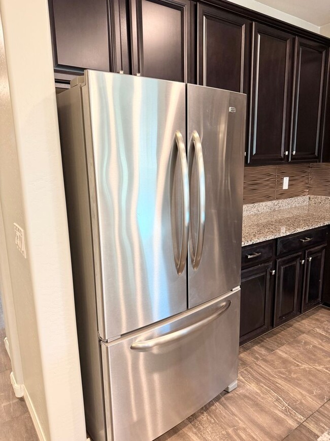 Building Photo - Beautiful 4 Bedroom Single Level Home Loca...