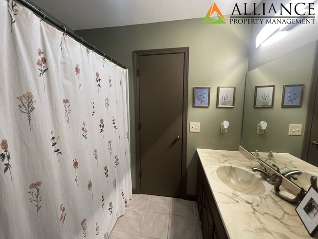 Building Photo - Beautiful Home with Easy Access to Ft. Riley!