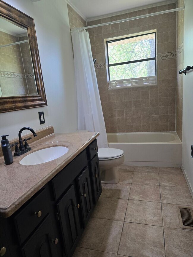 Building Photo - Newly Renovated 3/2/2 with Cul-de-Sac Location