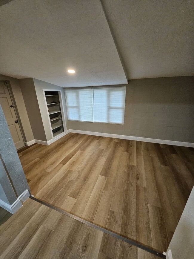 Building Photo - FOR RENT!!! SIMPLY STUNNING  3 BEDROOM 2 B...