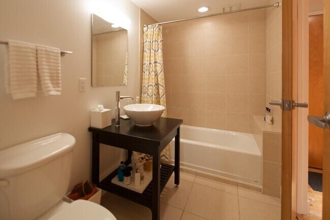 Building Photo - 106 N High St