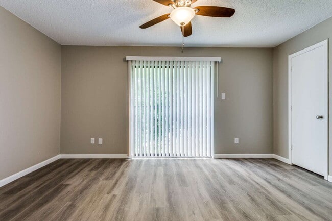 Building Photo - Updated & Conveniently Located 2 Bedroom Apartment in South Fort Worth