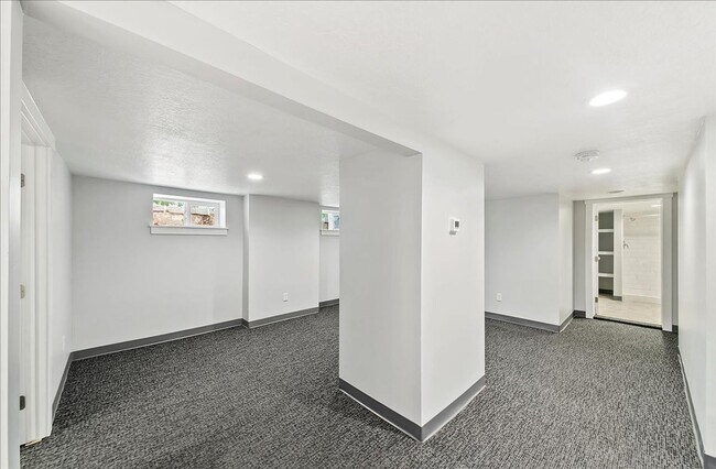 Building Photo - Bright, Spacious Home in Prime Southeast B...
