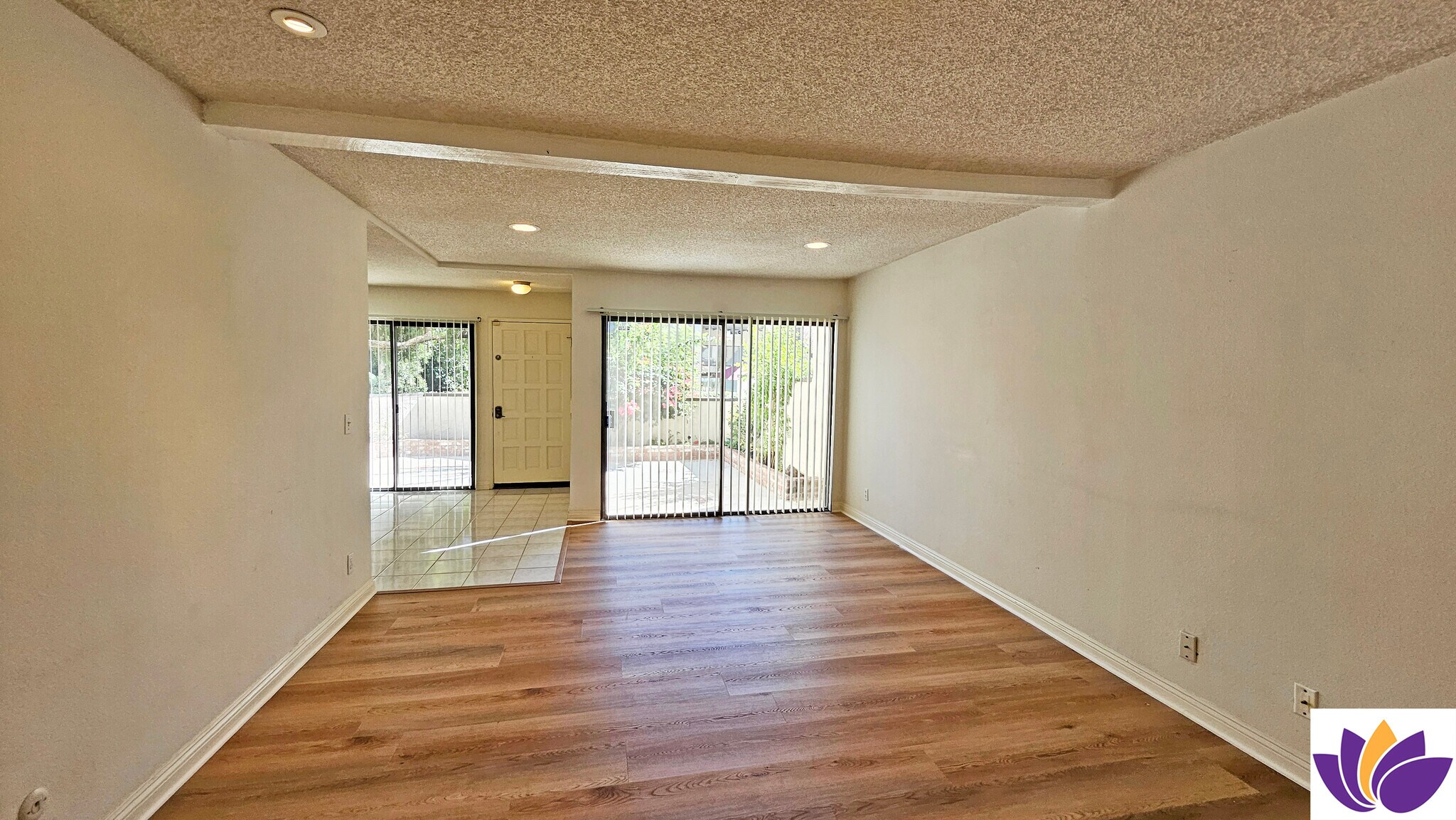 Building Photo - 5800 Owensmouth Ave