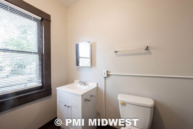 Building Photo - "Charming 3-Bed Duplex Retreat in Indianapolis – Spacious 1,318 Sq Ft with Modern Amenities!"