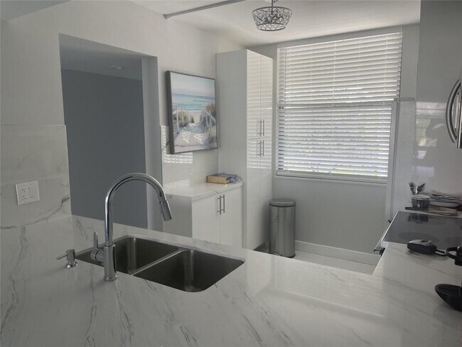 Building Photo - 1721 Whitehall Dr