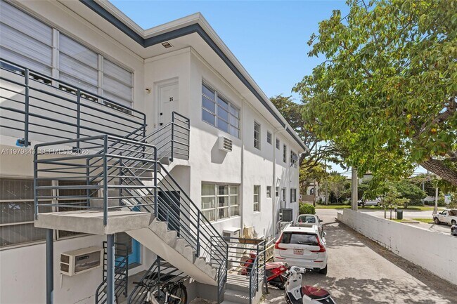 Building Photo - 4710 Pine Tree Dr