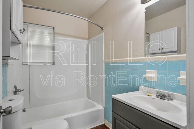 Building Photo - 5112 Valiant Dr