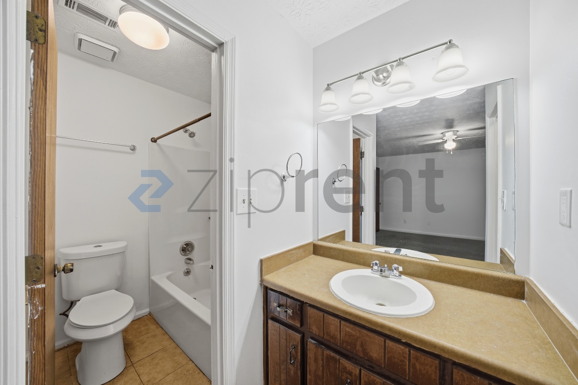 Building Photo - 5893 N Castlegate Dr