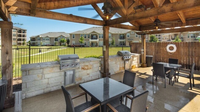 Building Photo - 625 Creekside Way
