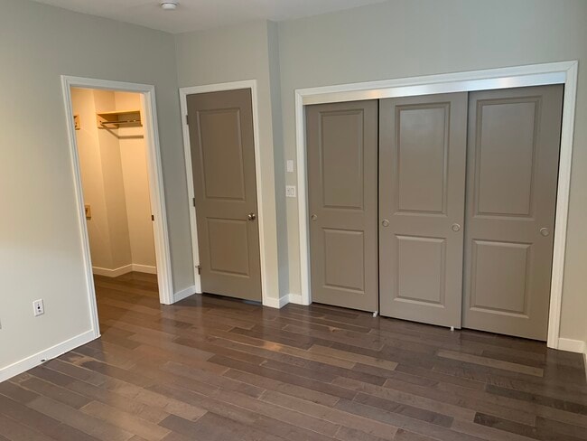 Primary bed w/ 2 closets - 5935 Luna Park