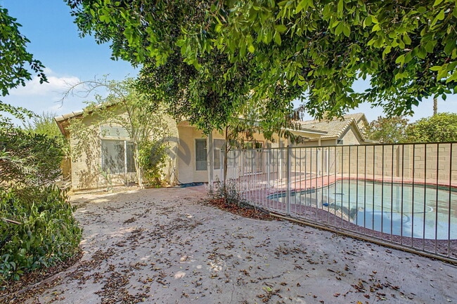 Building Photo - 820 N Granada Dr