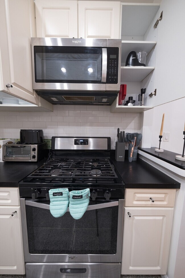 Building Photo - 305 E 104th St