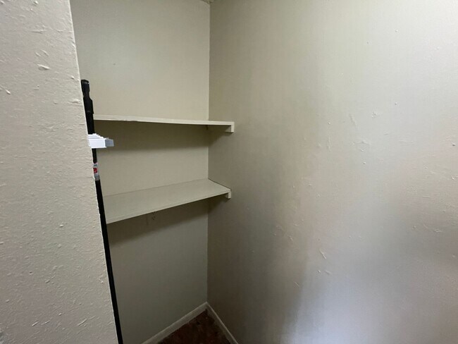 Building Photo - 2/1 Apartment