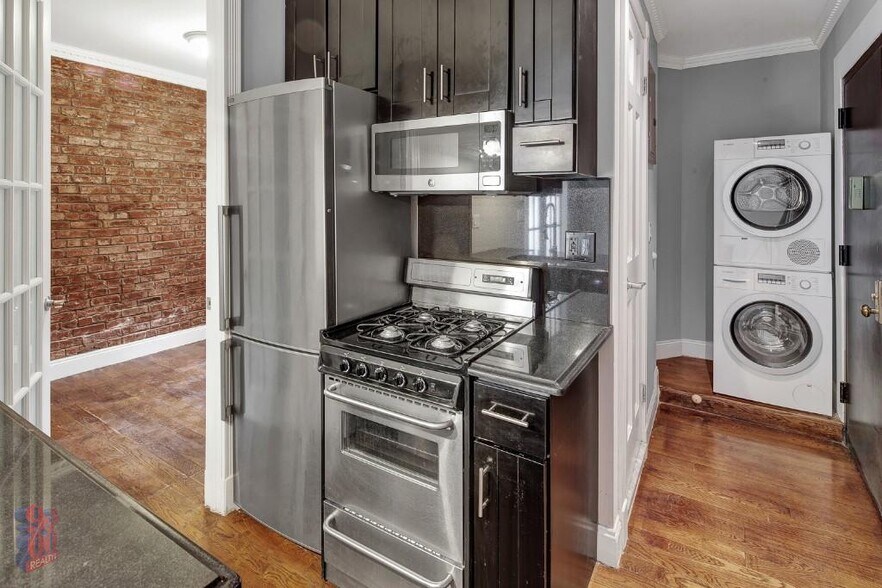 Building Photo - 314 E 106th St