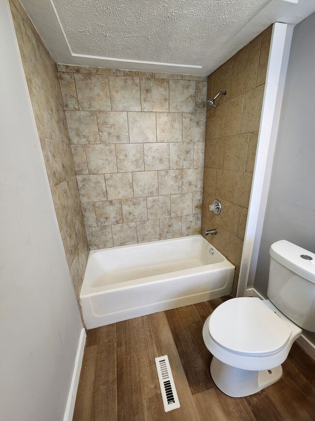 Building Photo - One Bedroom House For Rent