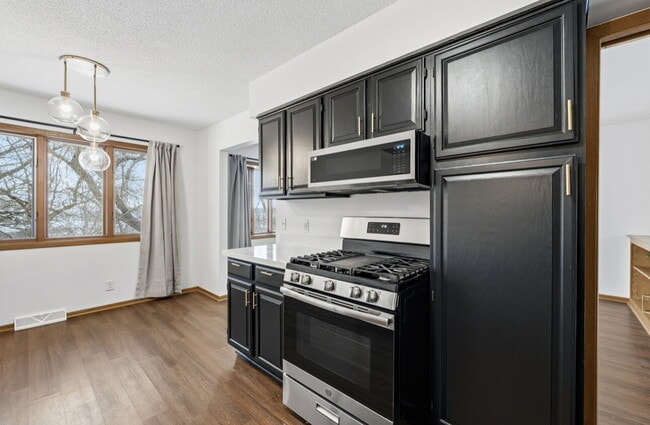 Building Photo - Nicely remodeled side by side duplex 3-Bed Home with Gleaming Hardwood Floors & New carpet in Hop...