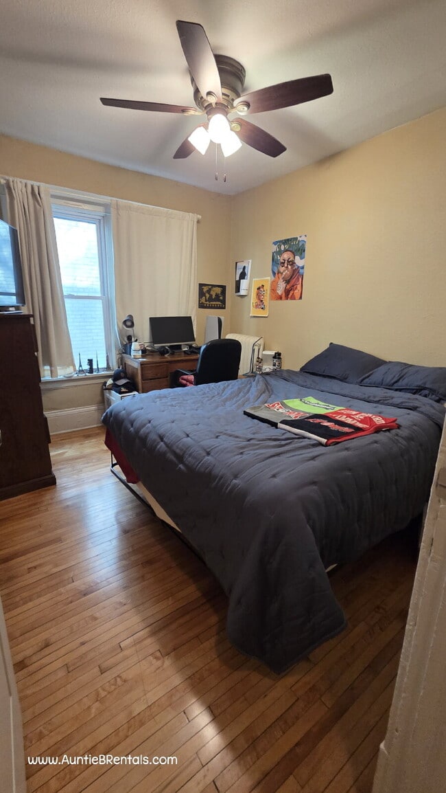 Building Photo - 2BR 1BA Beautiful Triplex Upper Unit - VIDEO TOUR