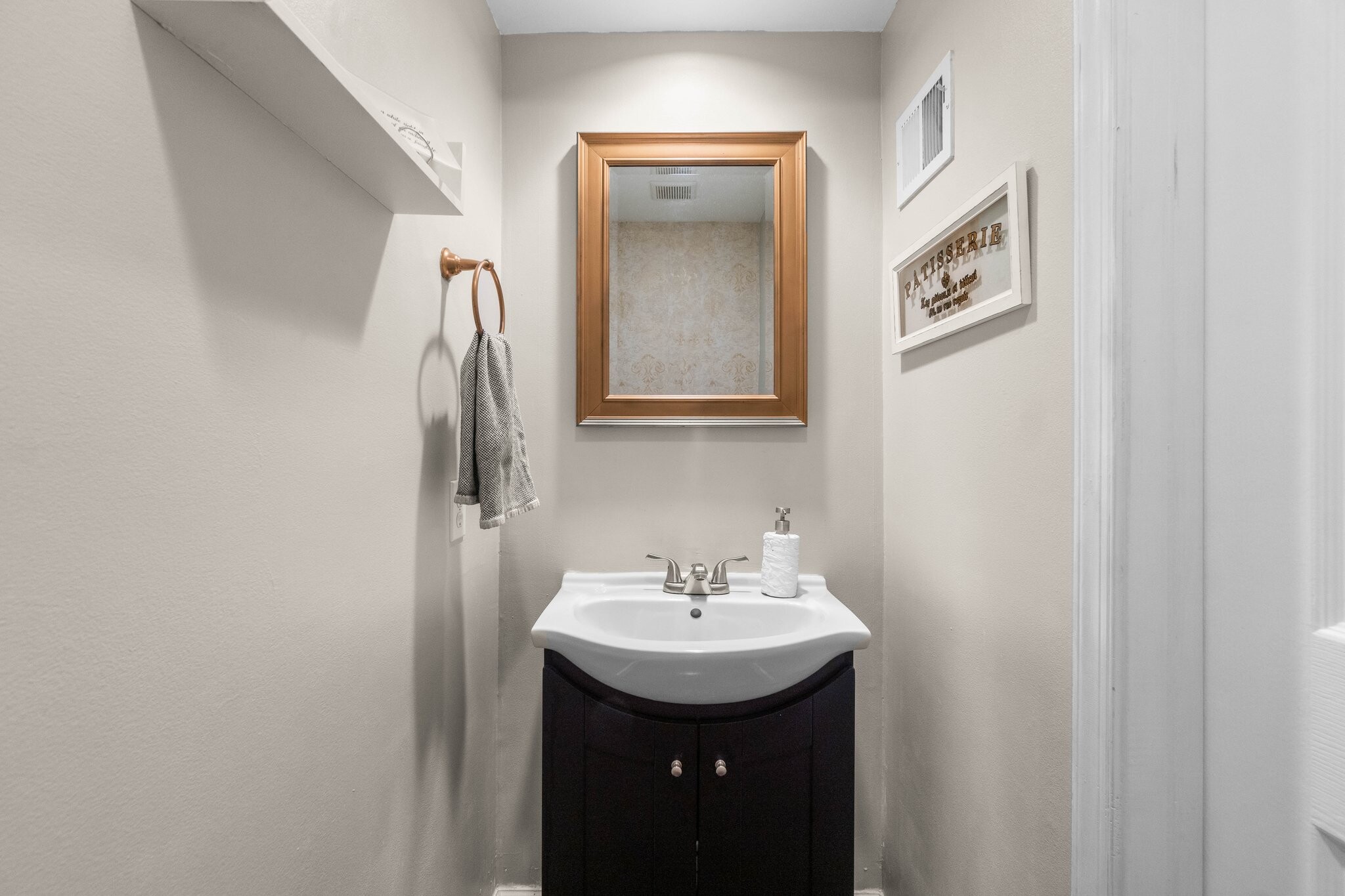 half bath on main level - 44046 Aberdeen Ter