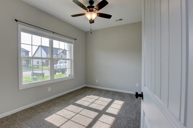 Building Photo - Huge 5 bed 3 ba.  Gorgeous House Near Post...