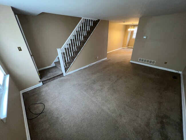 Building Photo - Classic 3 Bedroom with Washer/Dryer | Ches...