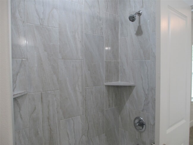 Building Photo - 1209 Elm St