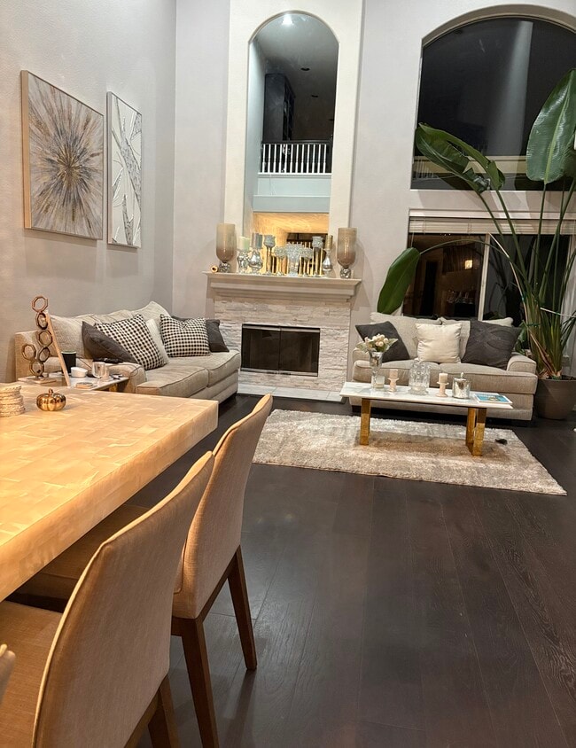 Building Photo - 2300 Greenbriar Dr