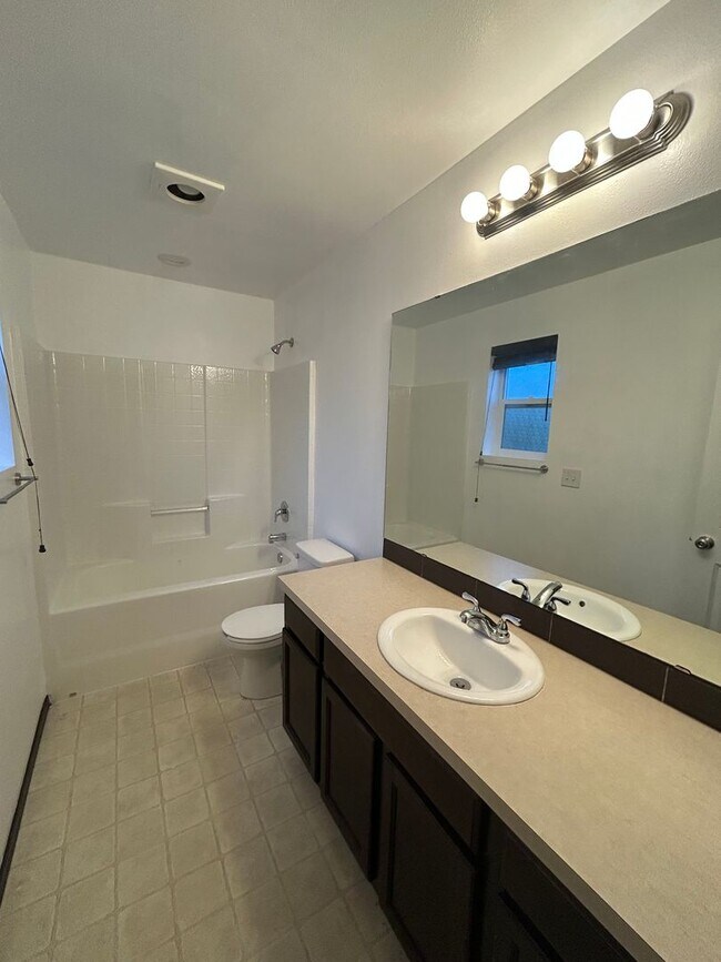 Building Photo - Large 4 bedroom 2.5 bath