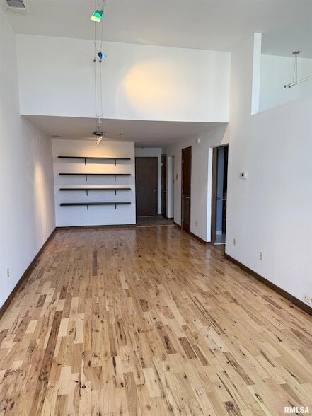Building Photo - 226 S 6th St