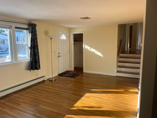 Building Photo - Sunny 3BD / 2BA Multi-level home in Stoughton