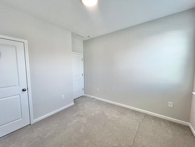 Building Photo - Newly Remodeled 4BD, 2.5BA Durham End Unit...