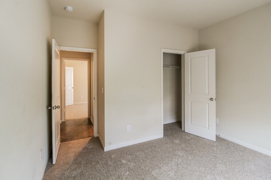 Building Photo - 140 Innis Brk Cir