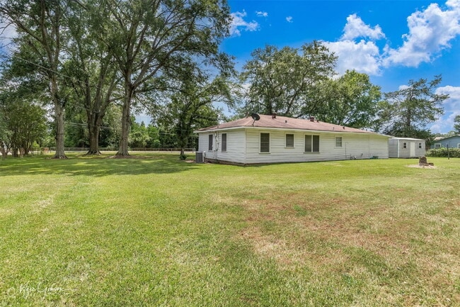 Building Photo - "Charming 2-Bedroom Retreat with Spacious ...