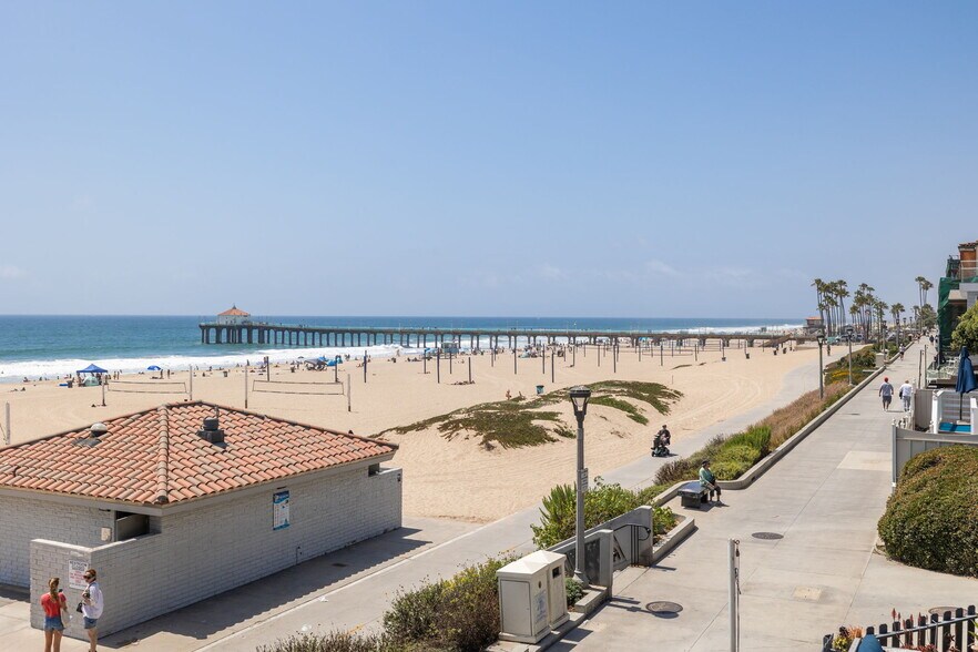 Building Photo - 716 The Strand