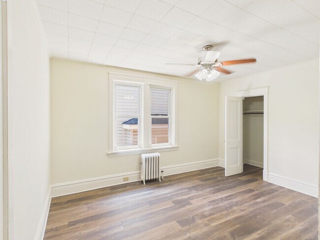 Building Photo - Large 3 Bedroom on 2nd St