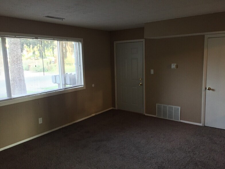 Living room - front entrance - 3207 N. Peoria Avenue