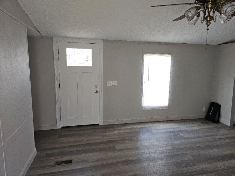 Building Photo - 906 FM247