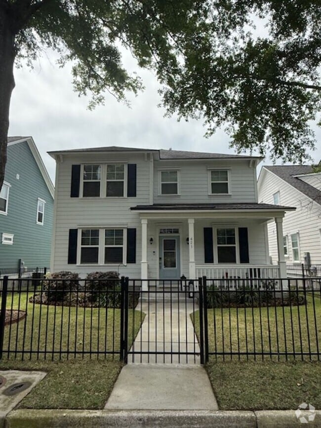 Building Photo - Quaint Neighborhood Living: Spacious 3 Bed...