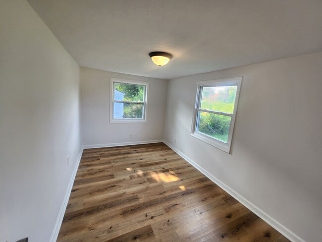 Building Photo - Bright adorable home with lots of updates ...