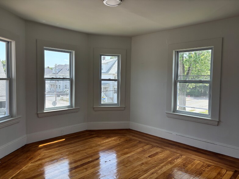 Building Photo - 131 Winslow Ave