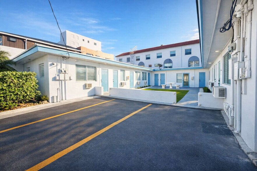 Building Photo - 338 Van Buren St