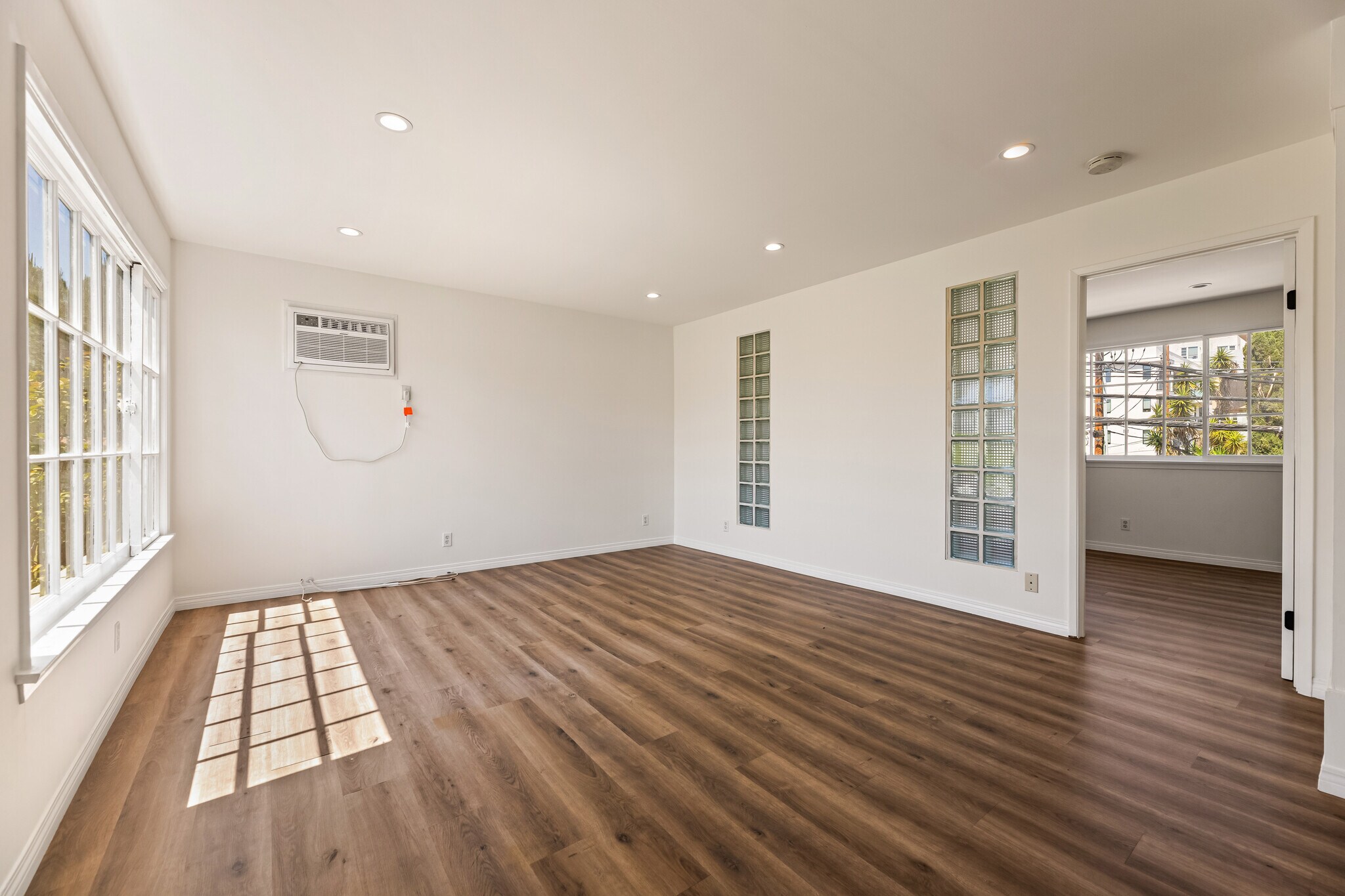 Building Photo - 801 S Burnside Ave