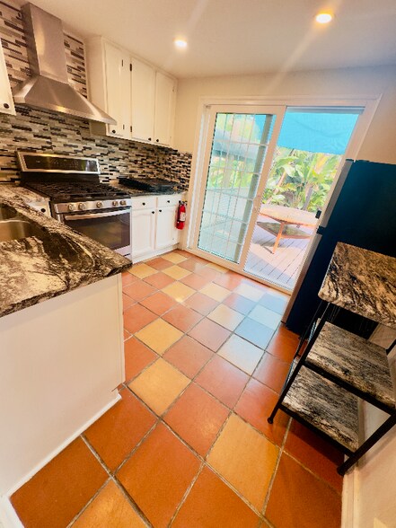 Building Photo - 726 N Peninsula Dr