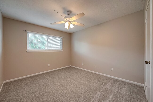 Building Photo - 131 Cove Cir