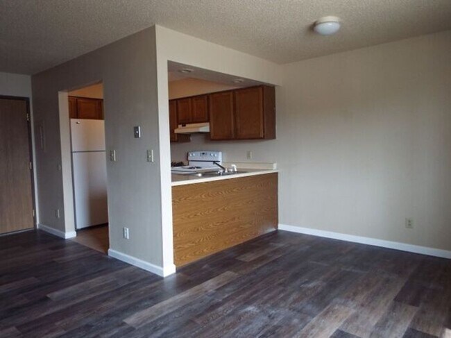 Building Photo - AVAILABLE NOW - NO SECURITY DEPOSIT REQUIRED