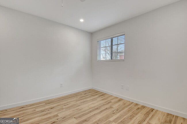 Building Photo - 183 Pine St NE